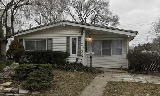 1333 E George Ave, Hazel Park, MI  48030: Hazel Park Ranch with over 1500 square feet