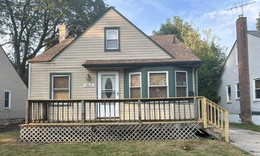 19645 Kingsville; Harper Woods, Michigan, 48225: Bungalow For Lease in Harper Woods