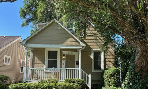 2239 Ridgemont Rd, Grosse Pointe Woods, MI 48236: Grosse Pointe Woods 2 bedroom lower unit
